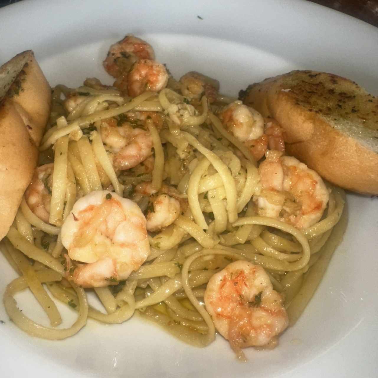 Linguini al oleo con camarones 