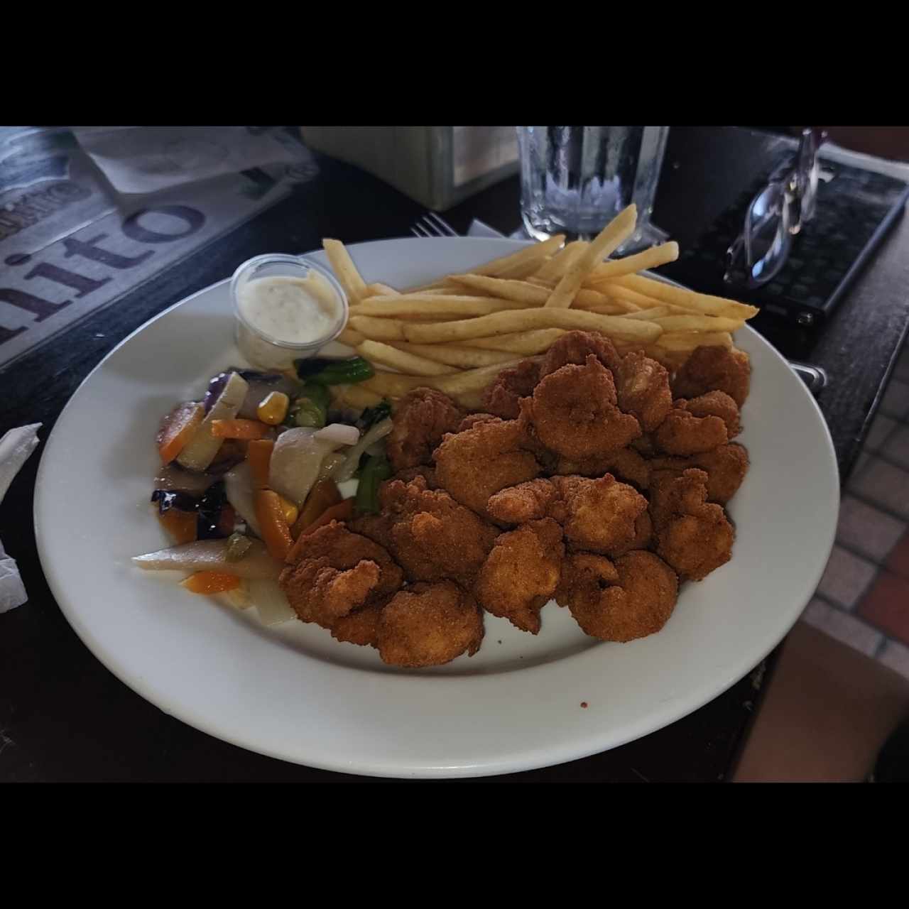 Camarones apanados con papas fritas