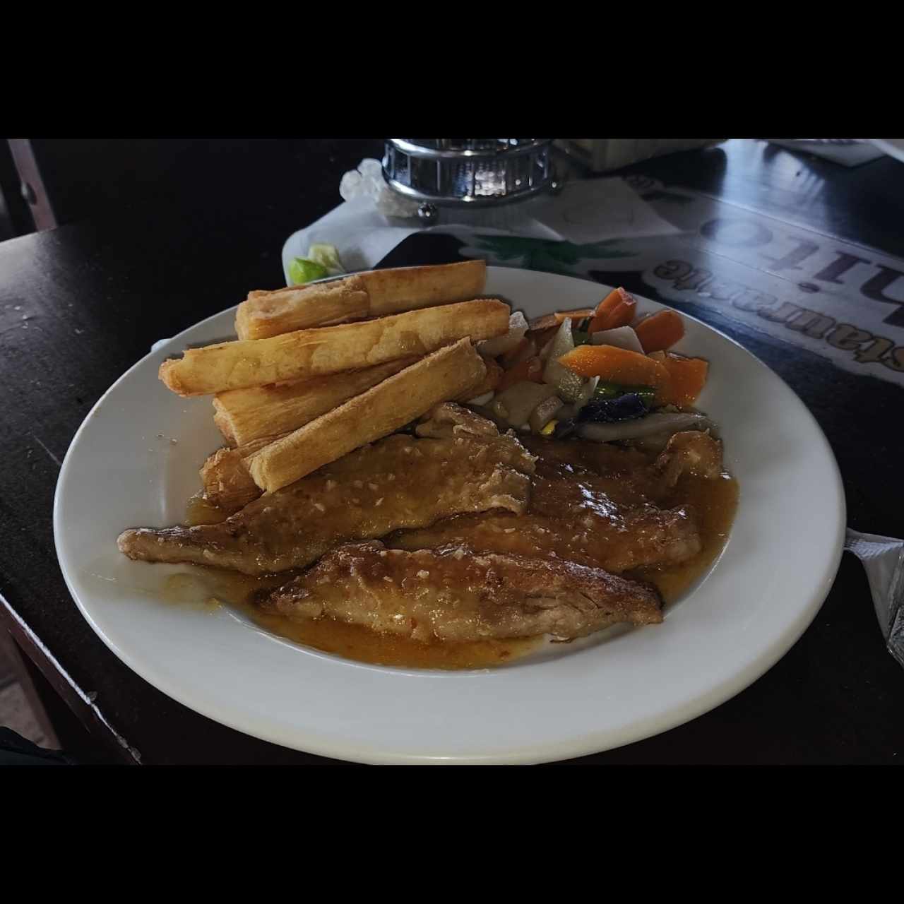 corvina al ajillo con yuca frita