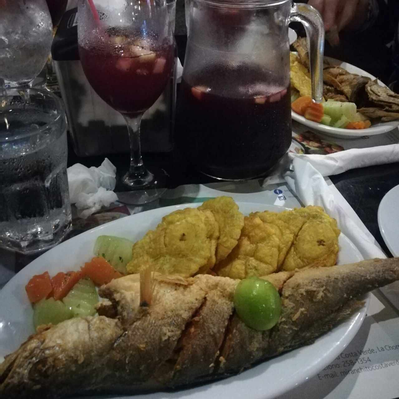 Corvina frita con pantalones y sangría