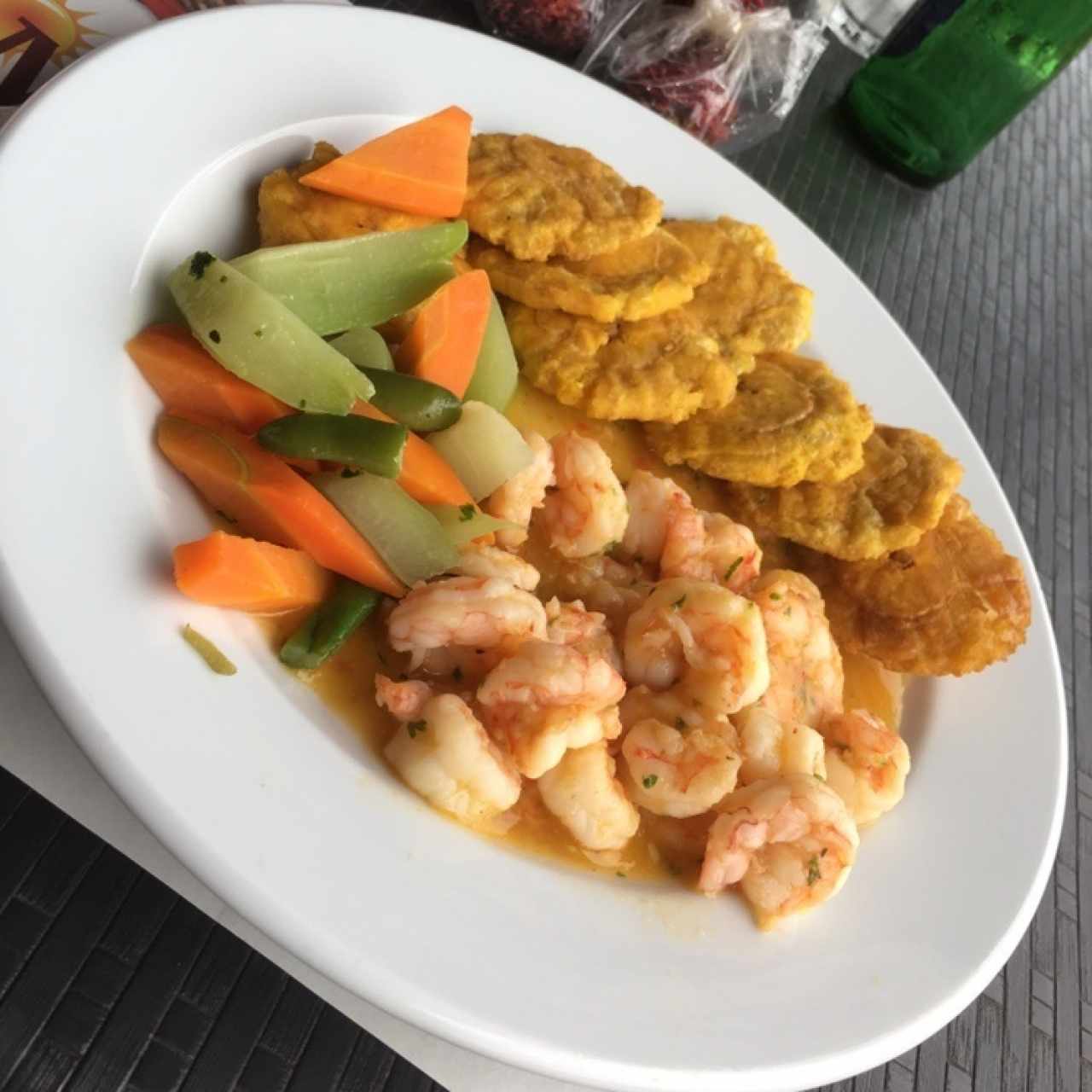 camarones al ajillo acompañado de patacones y vegetales hervidos
