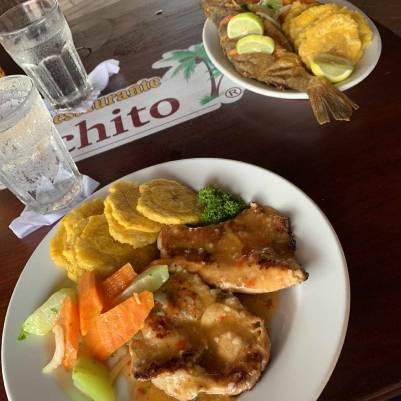 Pollo al ajillo y corvina