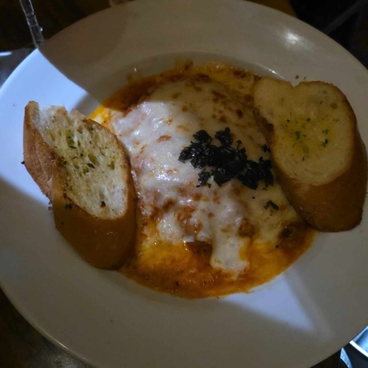 Lasagna con Pollo en salsa roja, bañado en salsa blanca o roja