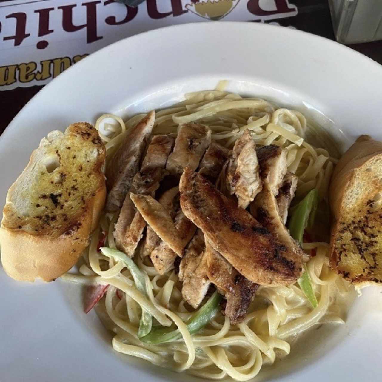 Linguini con Pollo en salsa blanca, roja al oleo