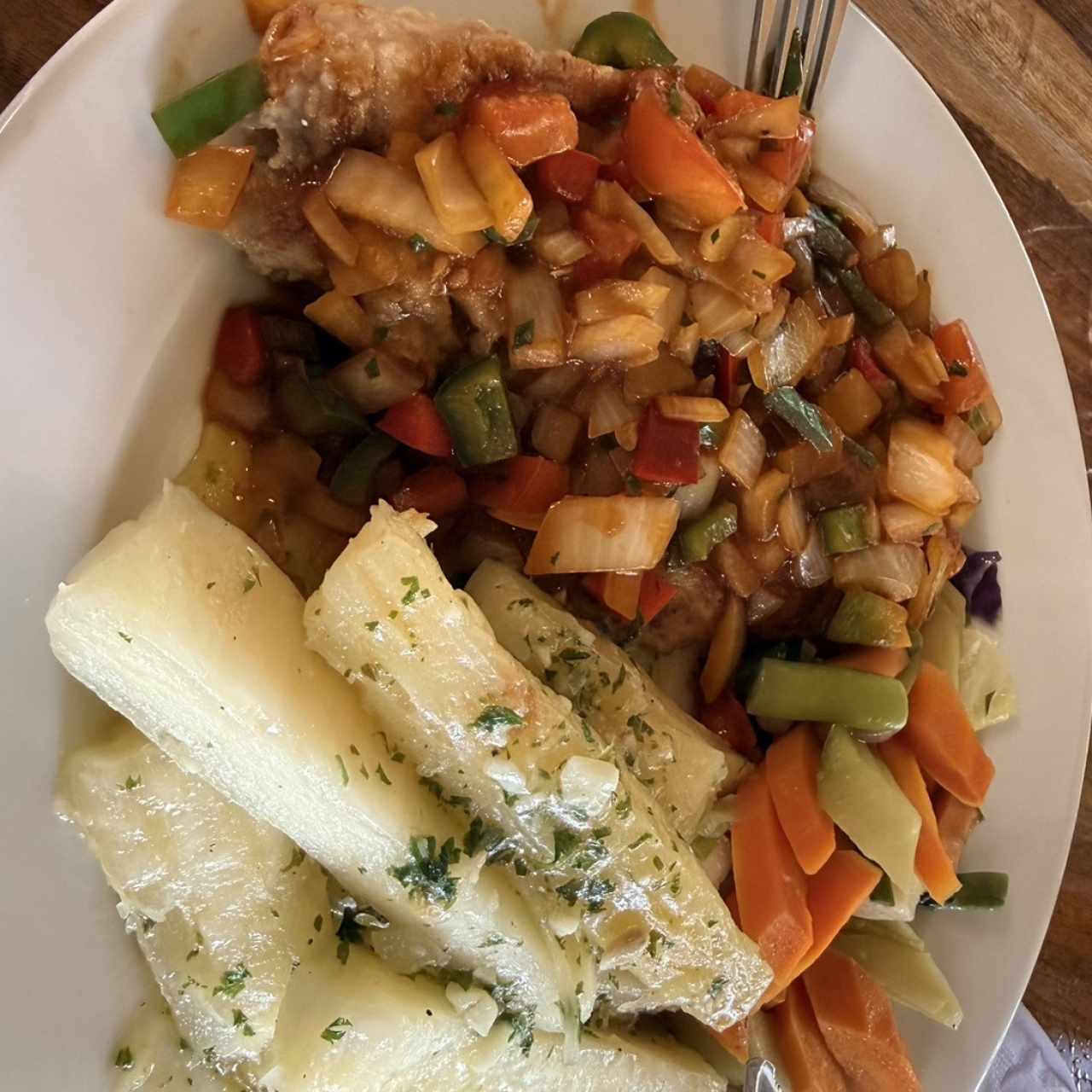 Corvina Entera Frita o en Salsa Criolla