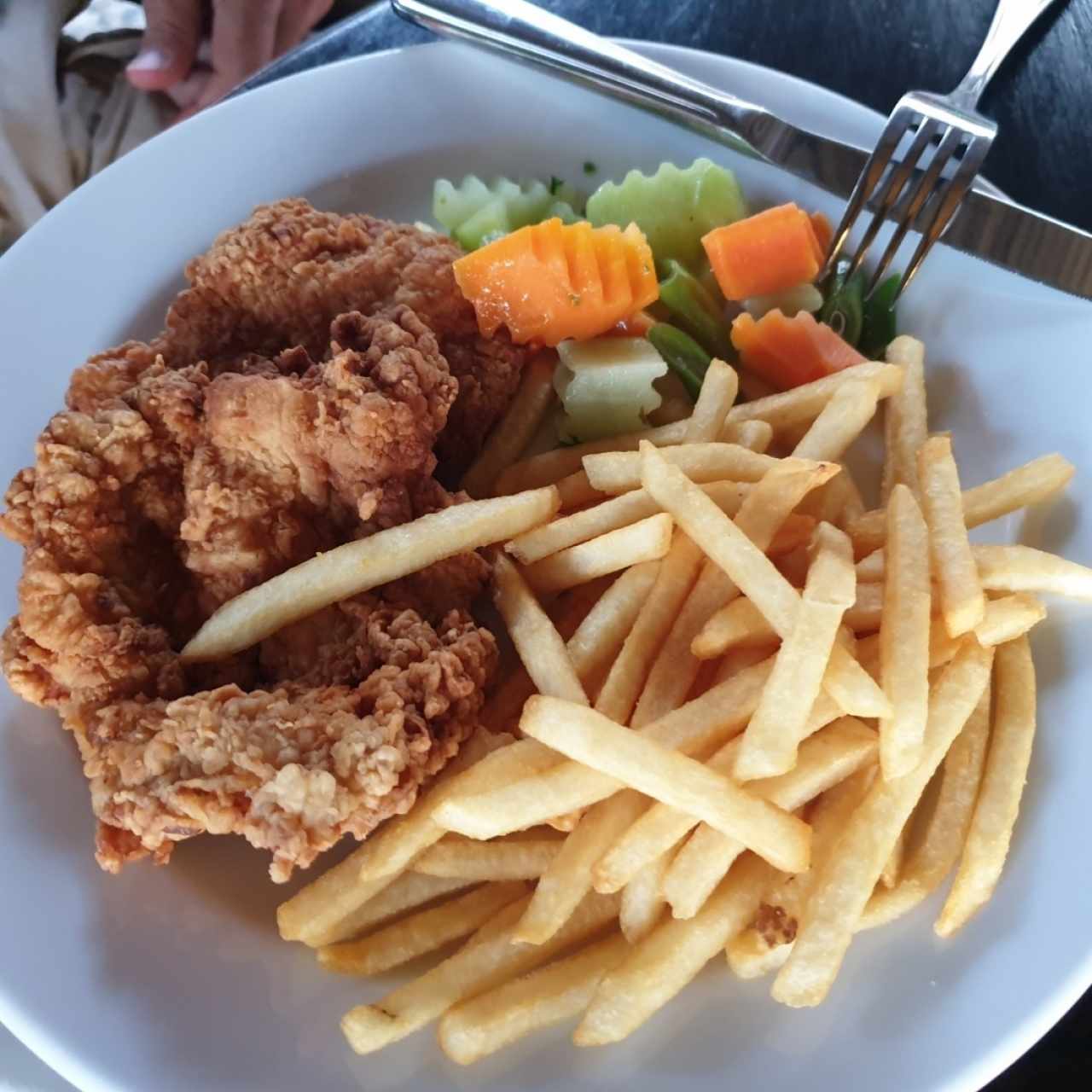 Deditos de Pollo con Papas Fritas