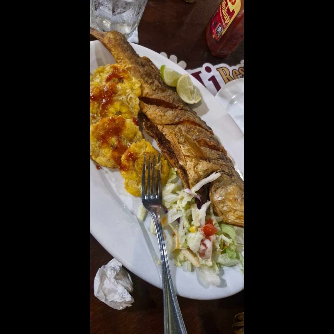 Corvina Entera Frita con Patacones