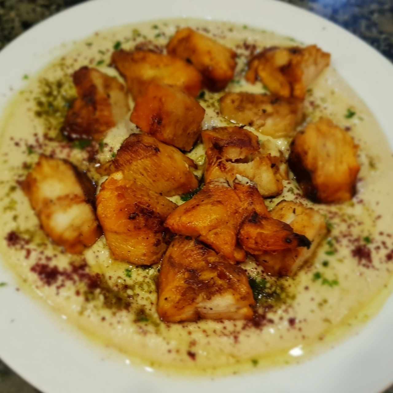 chuzo de pollo con humus .