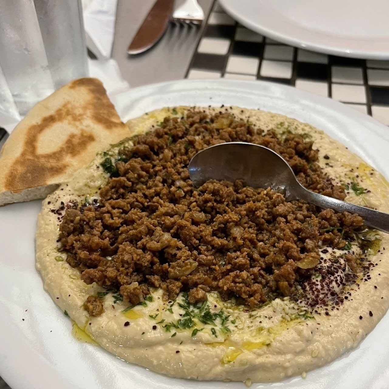 Hummus con carne