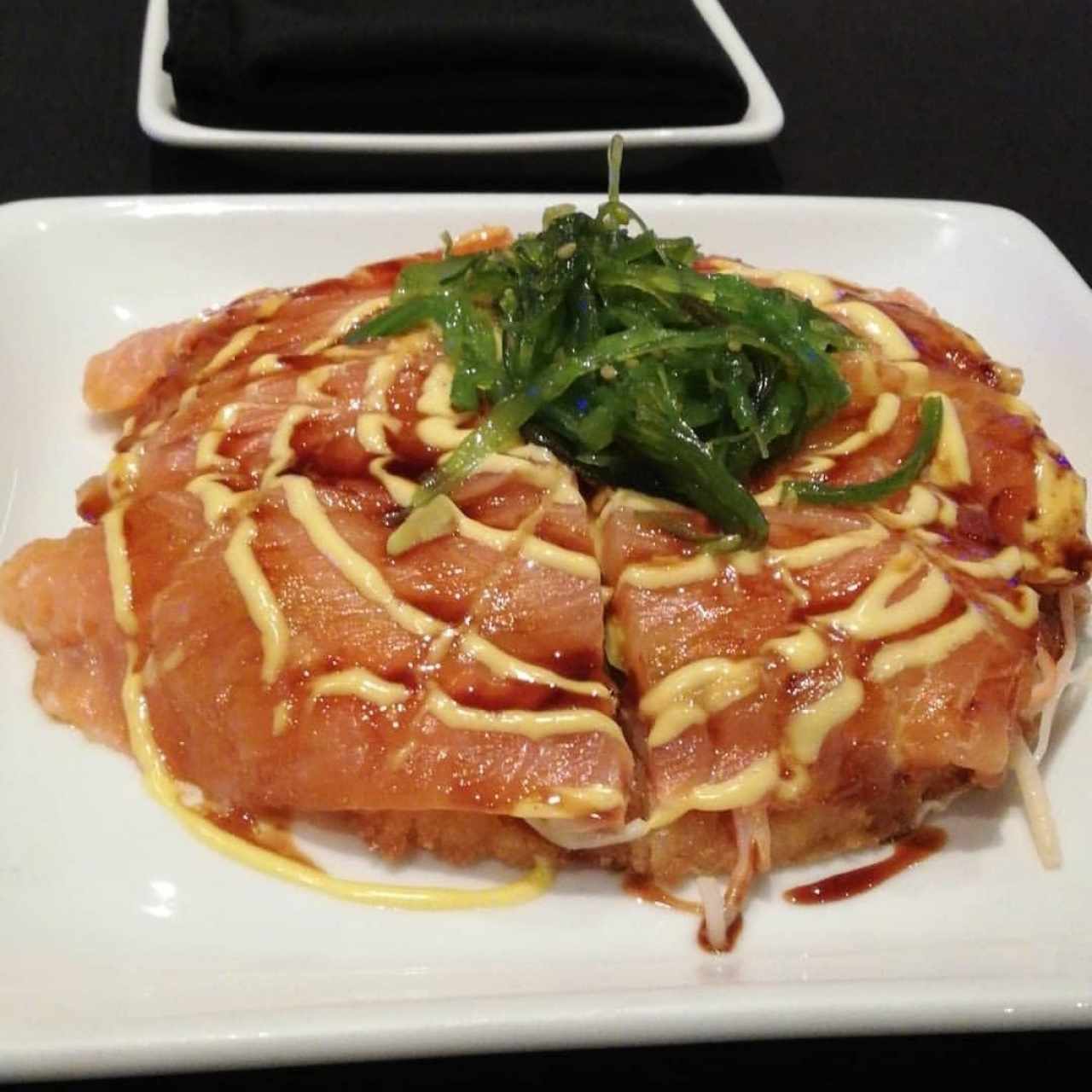pizza de salmón en cama de arroz