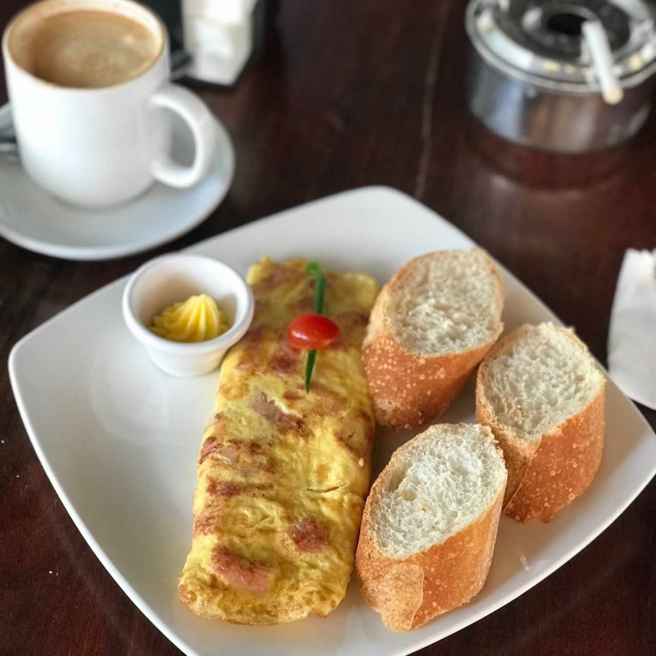 omellette de jamon y queso mozzarella con capuchinno grande.