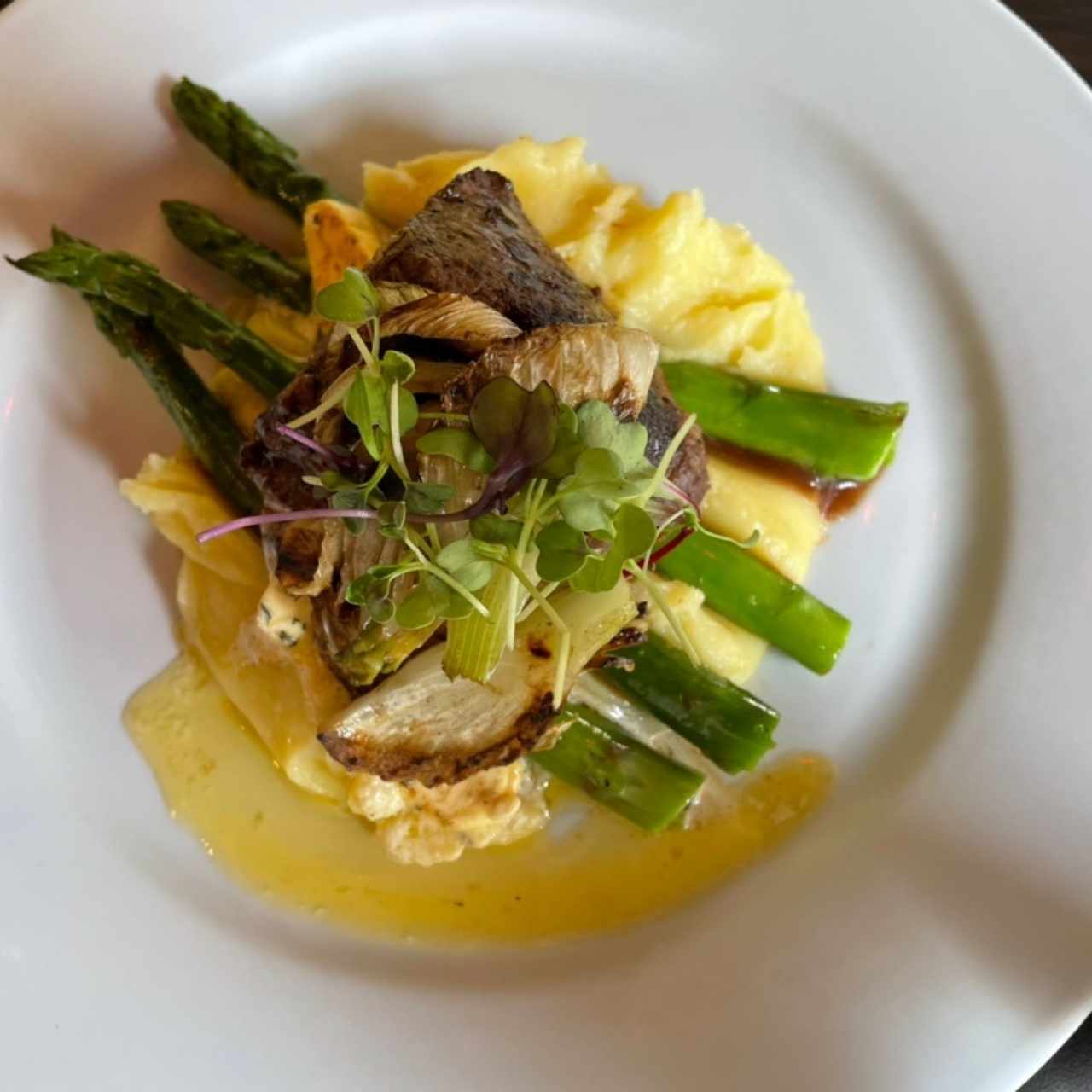 Filet de boeuf, Asperges, purée de pommes de terre et beurre d ail roti 