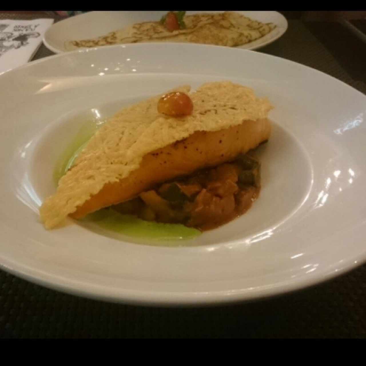 salmón con costra de parmesano, ratatouille y espuma de albahaca 