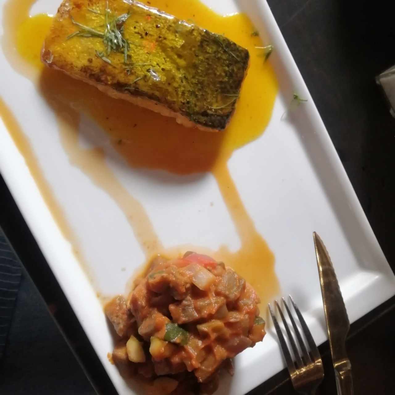 Salmón con salsa de maracuya 