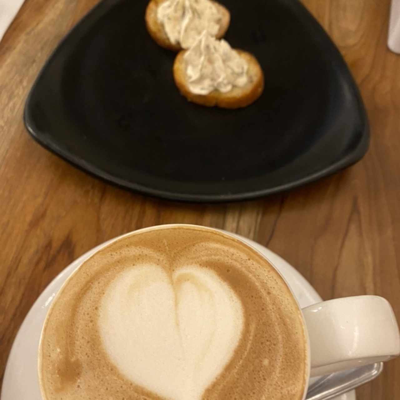Capuchino y tostadas de cortesía 