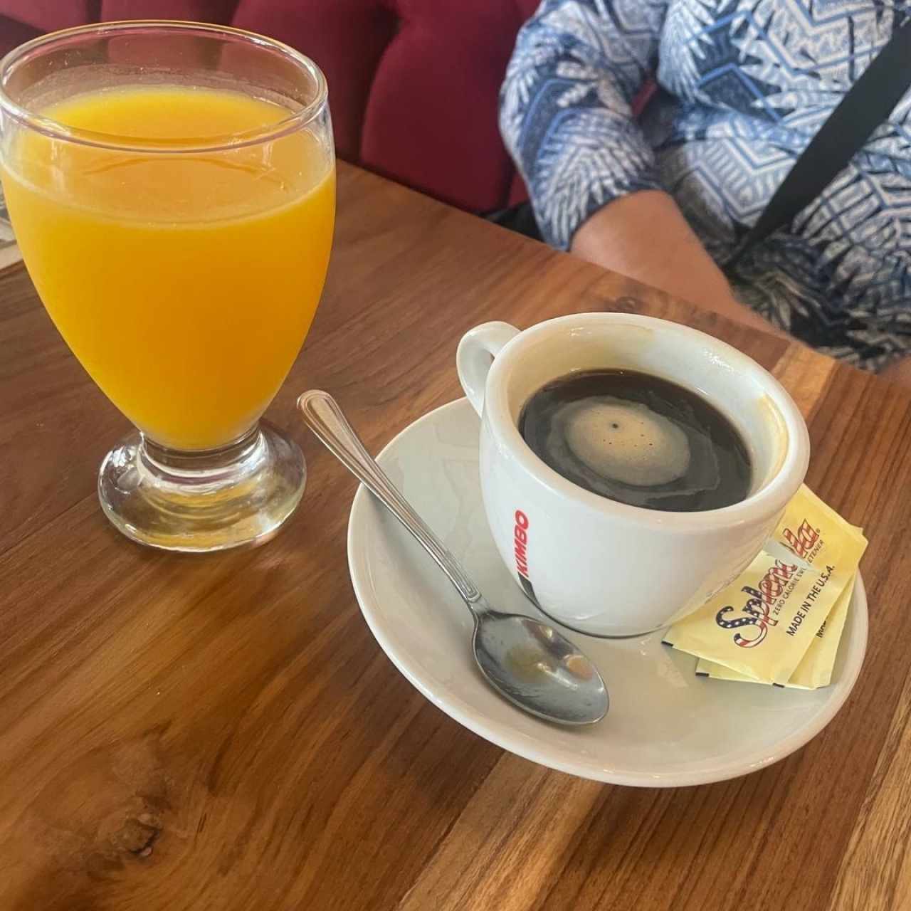 Jugo de Naranja Natural y Café Americano  