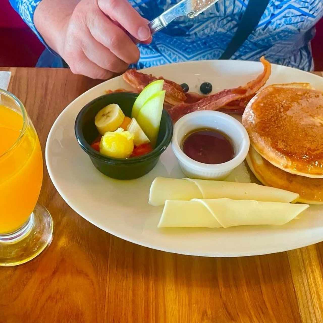 DESAYUNO AMÉRICAIN  (Pancakes con Sirope, Ensalada de Frutas, Tocino y Queso Mozzarella)