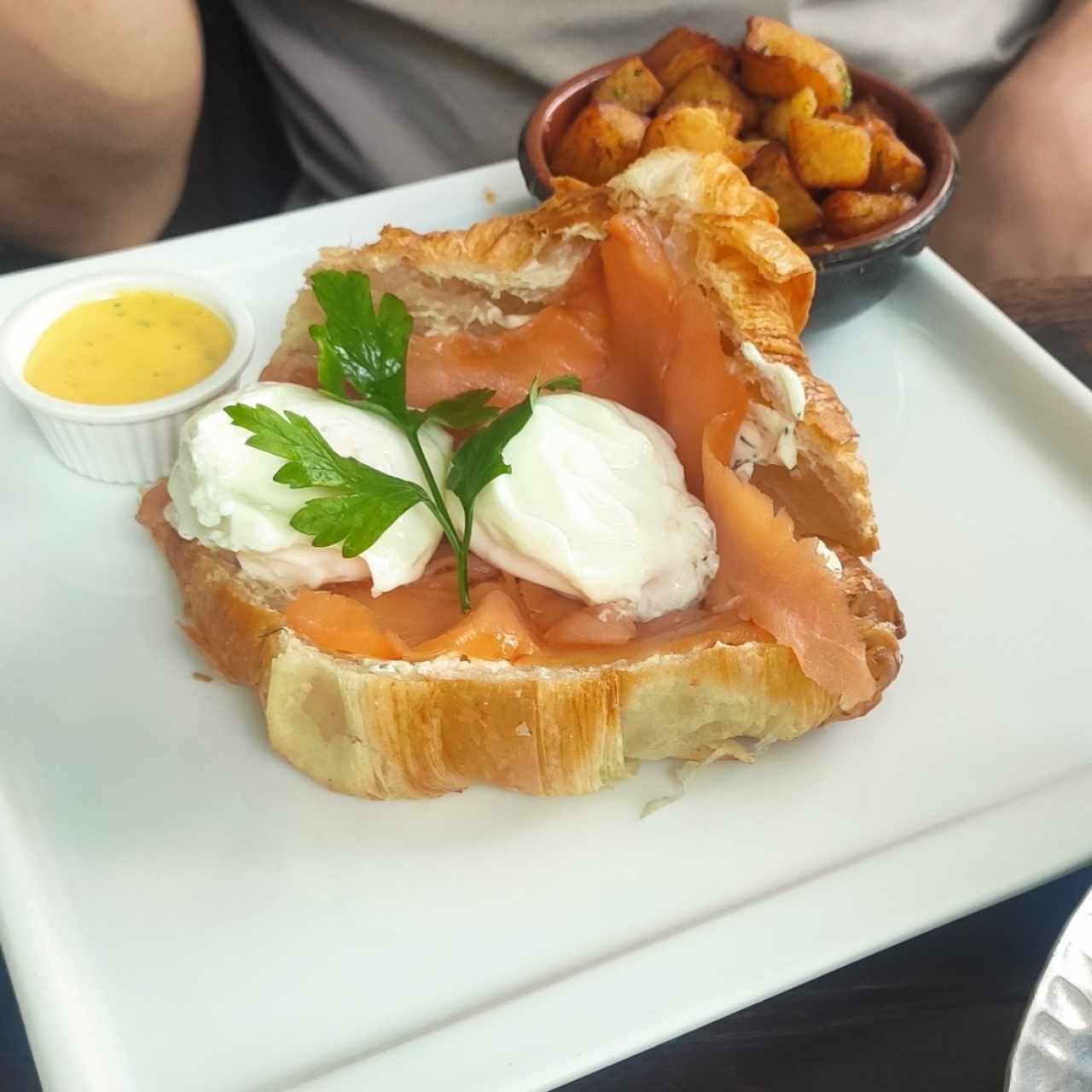croissant con salmón y huevos benedictinos 