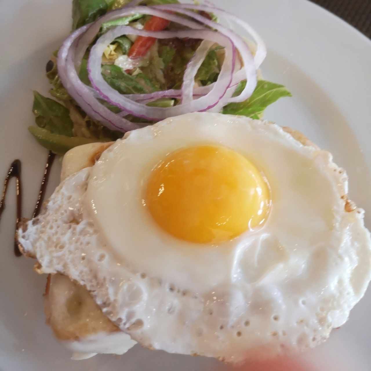 Croque Madame con su ensalada