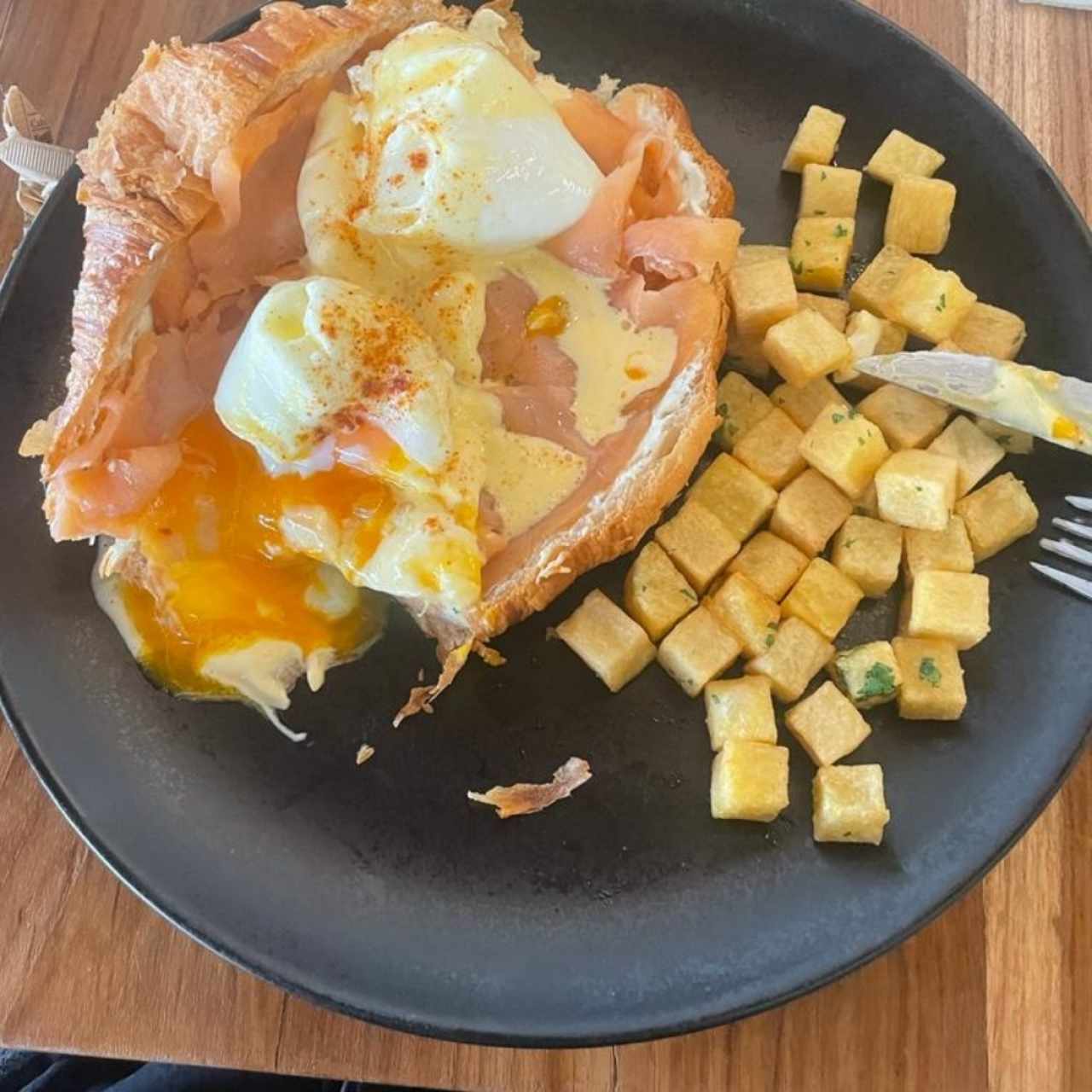 croissant salmón huevo 