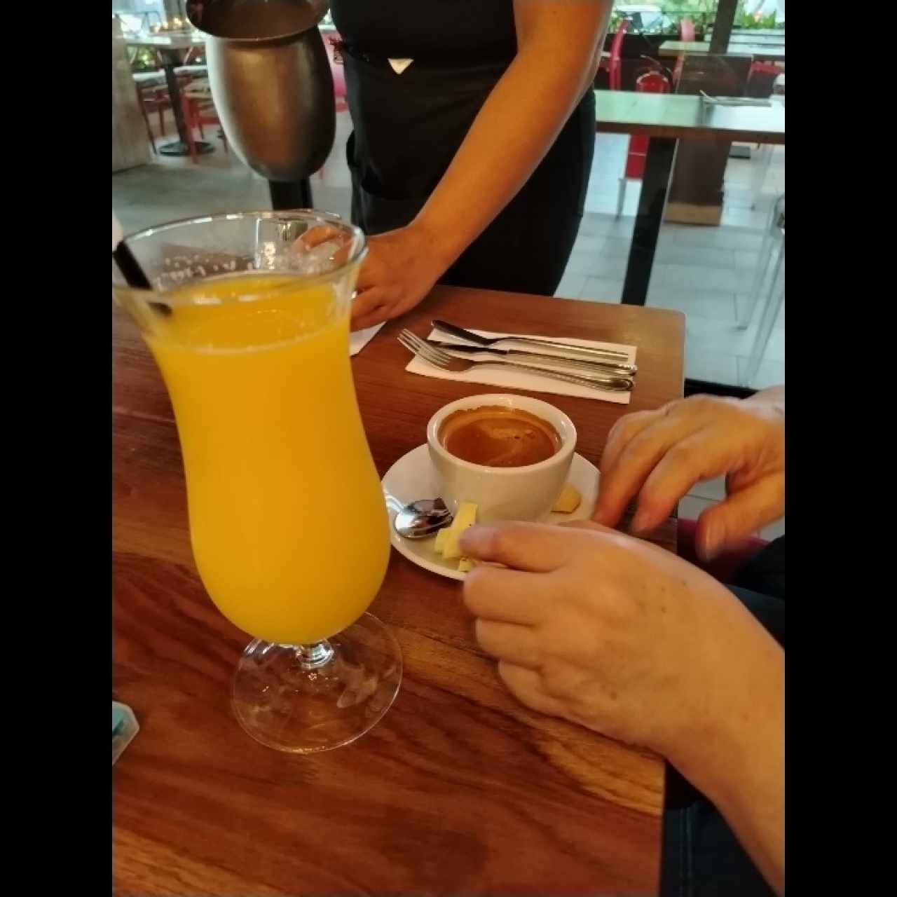 Café americano y jugo naranja 