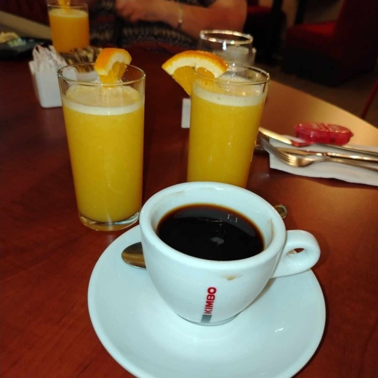 Café americano y jugo de naranja 