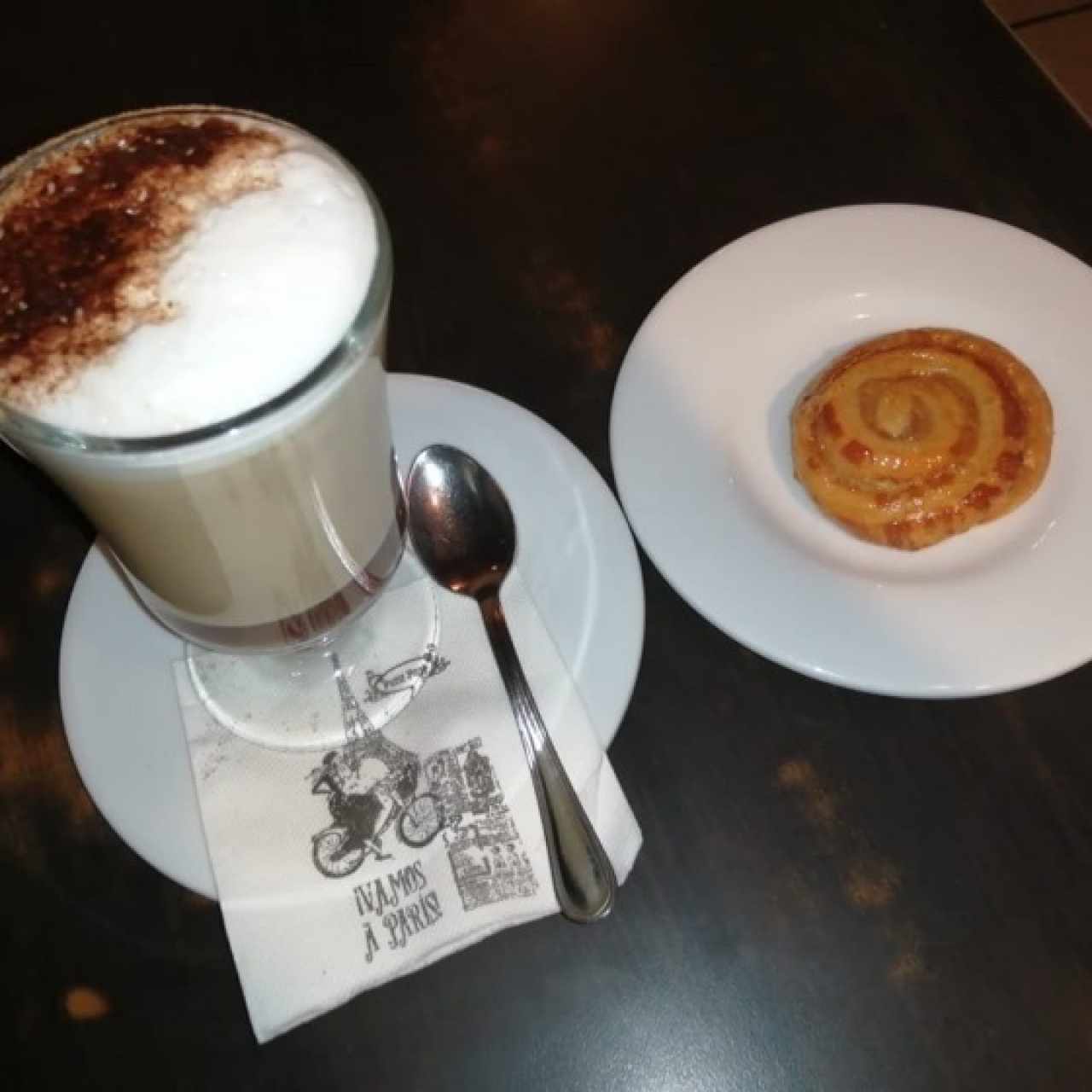 mocaccino y mini danesa de canela 