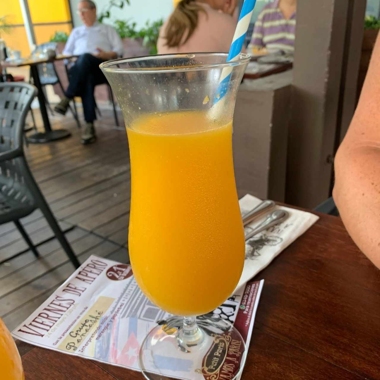 Jugo de naranja natural recién exprimido 