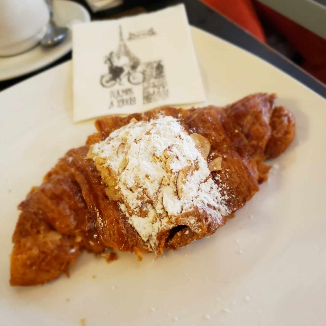Croissant con almendras