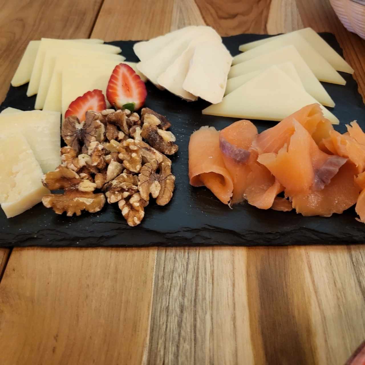 Bandeja de Quesos y Salmón y nueces