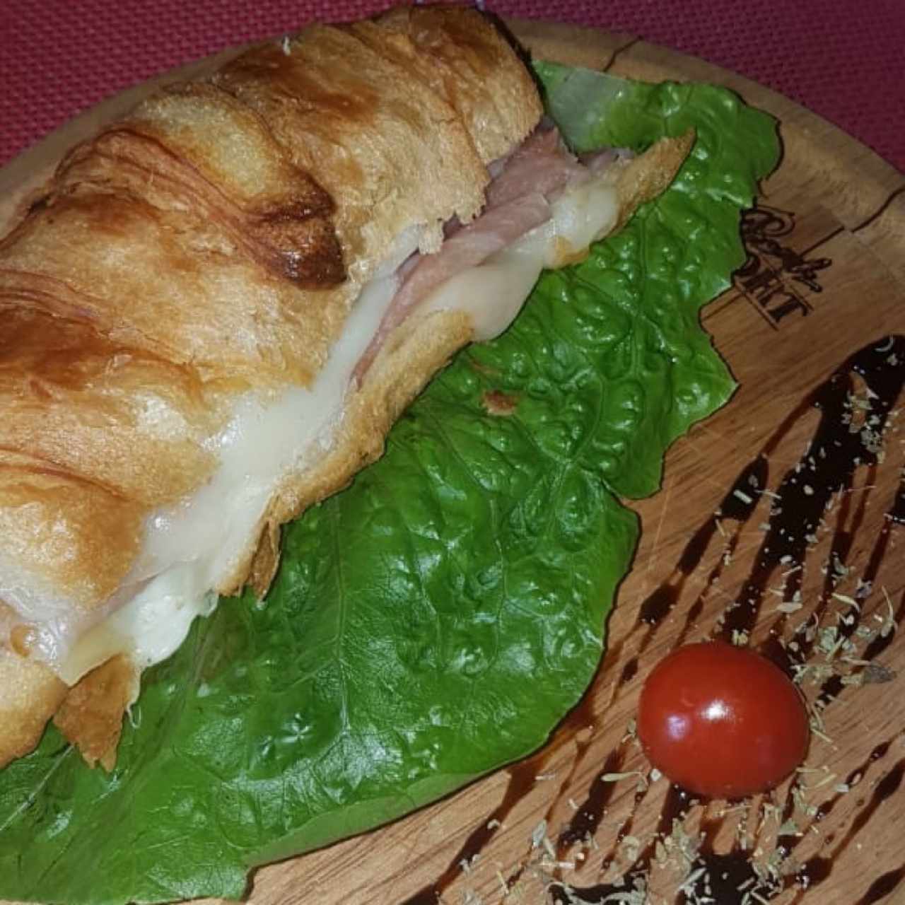 Croissant con jamon, queso y bechamel