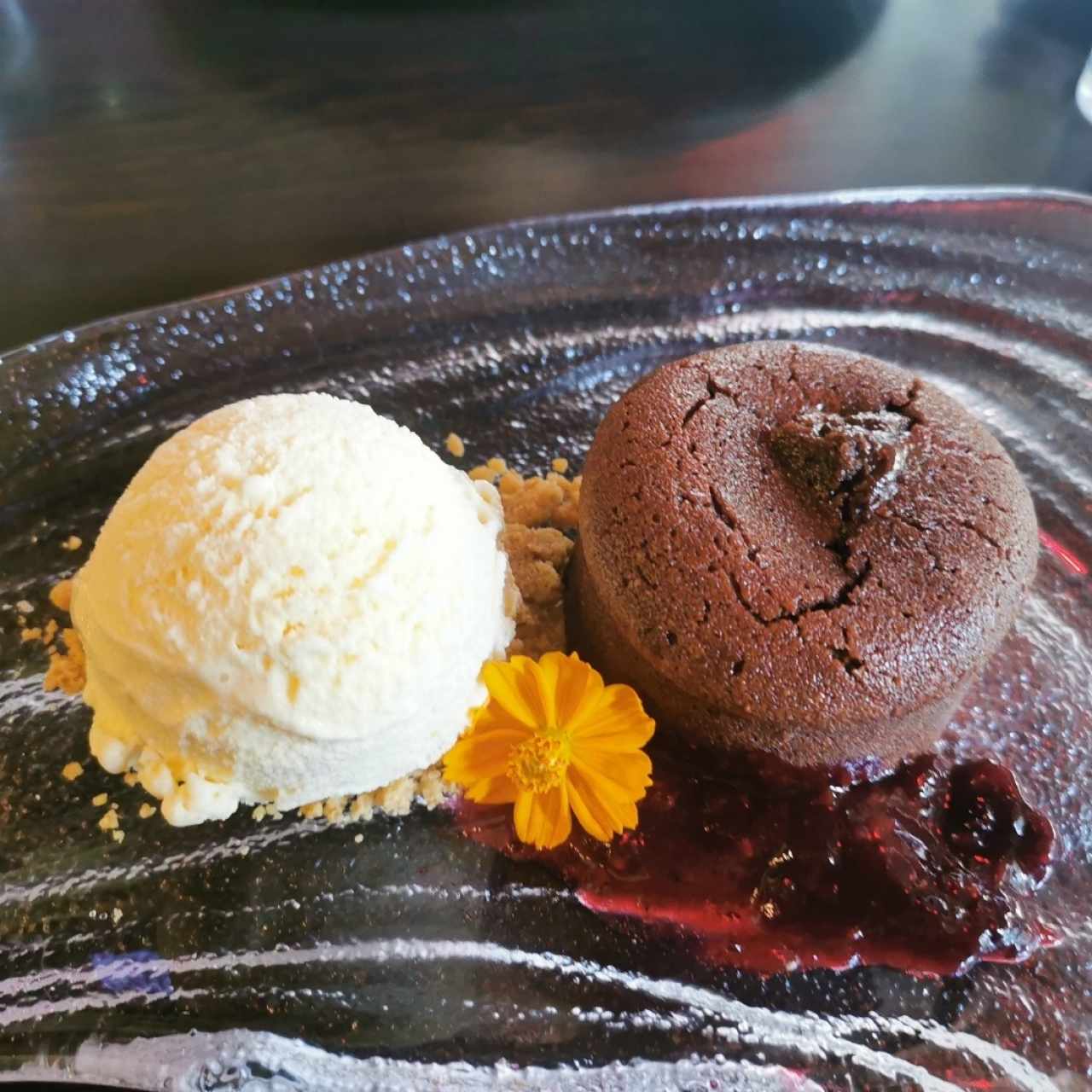 Volcán de chocolate con helado 