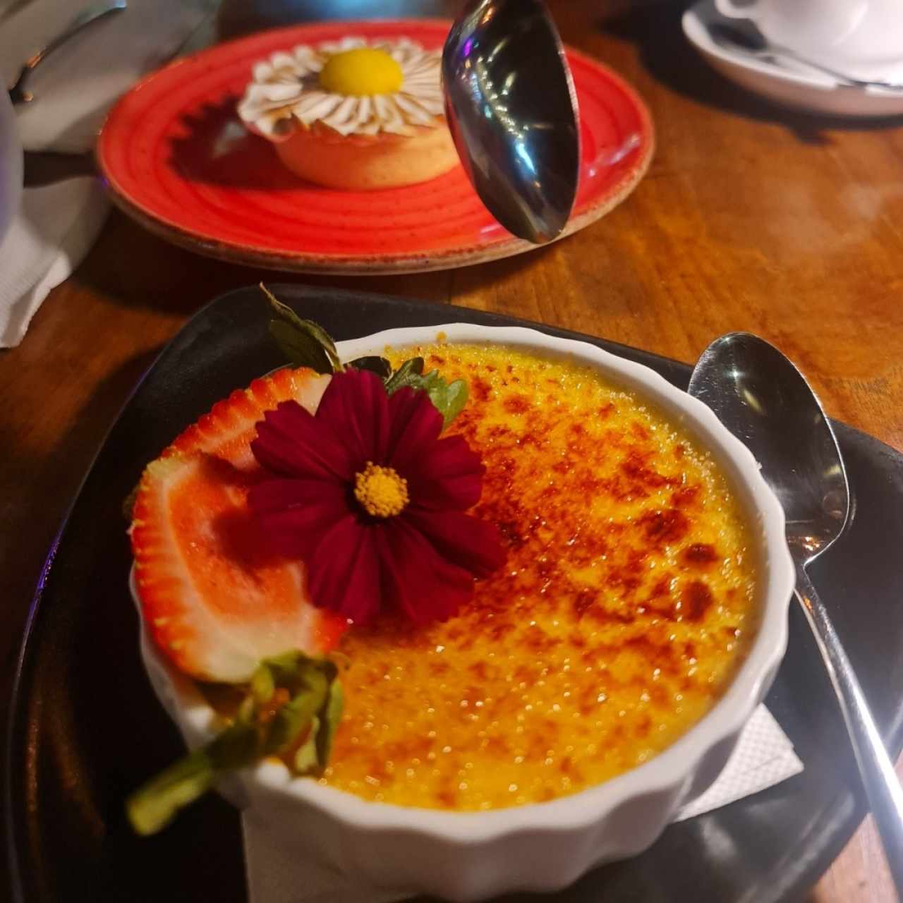 creme bruleé y pie de limón.