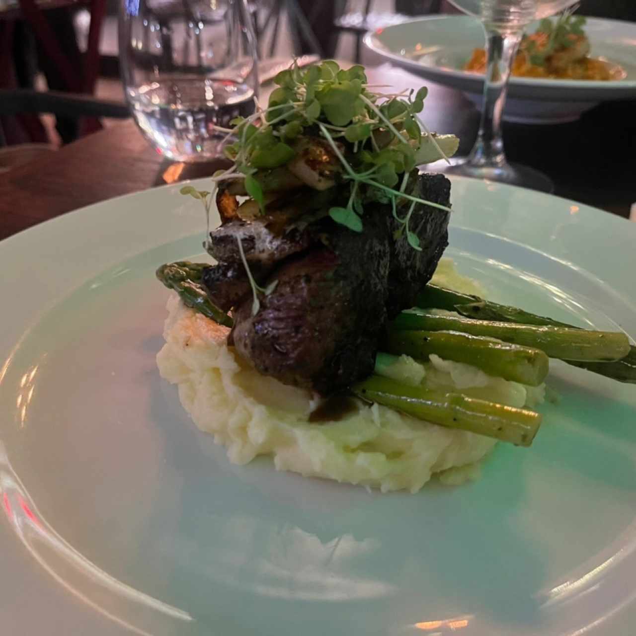 Filet de buf, Asperges, Petit Pois et beurre d'ail roti