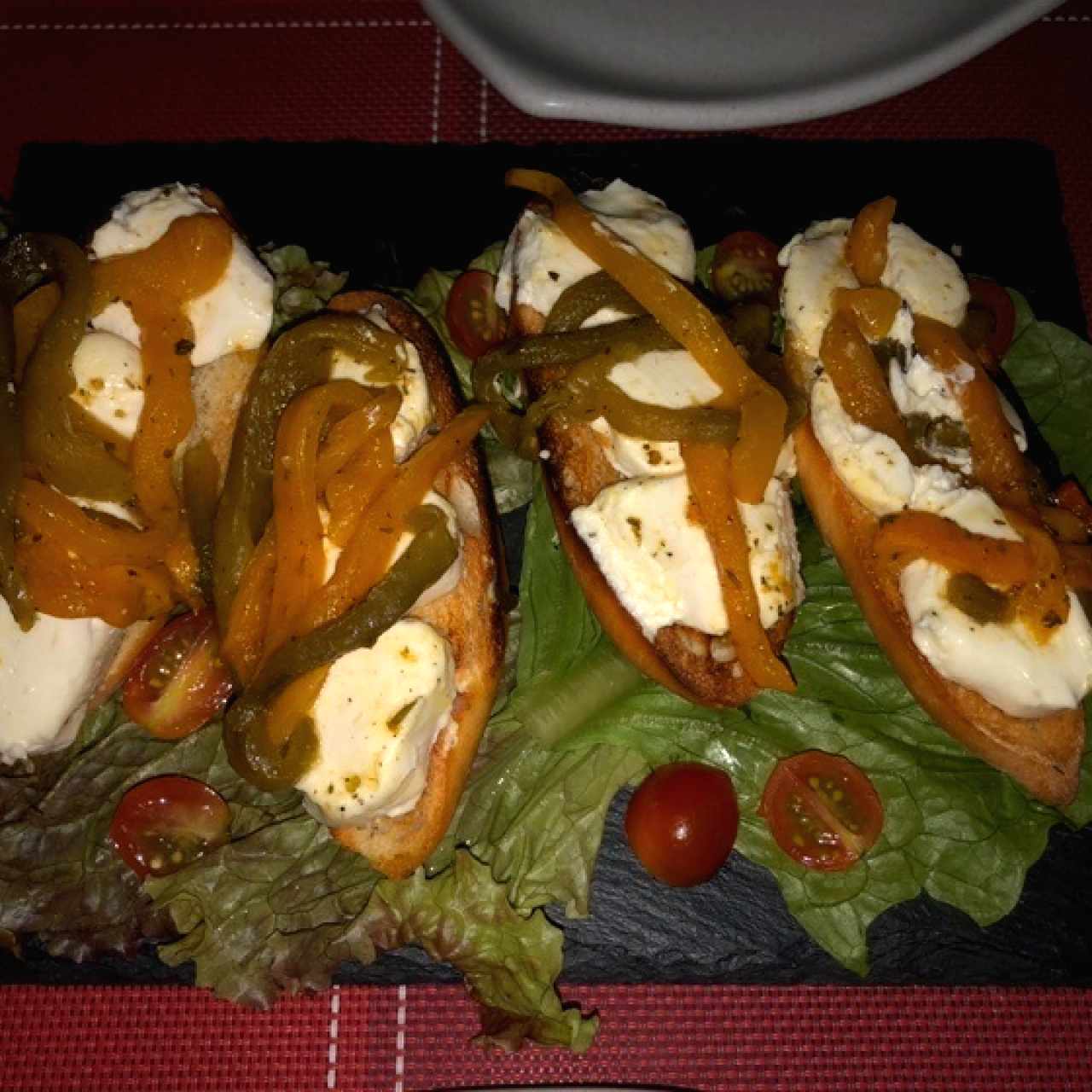 Mini bruschetta con queso de cabra
