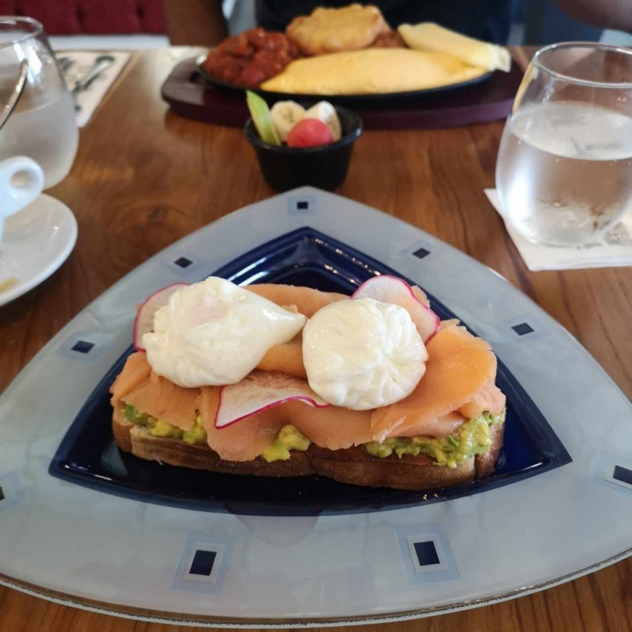 Tostadas con aguacate, salmón ahumado y huevo pochado en pan de masa madre 