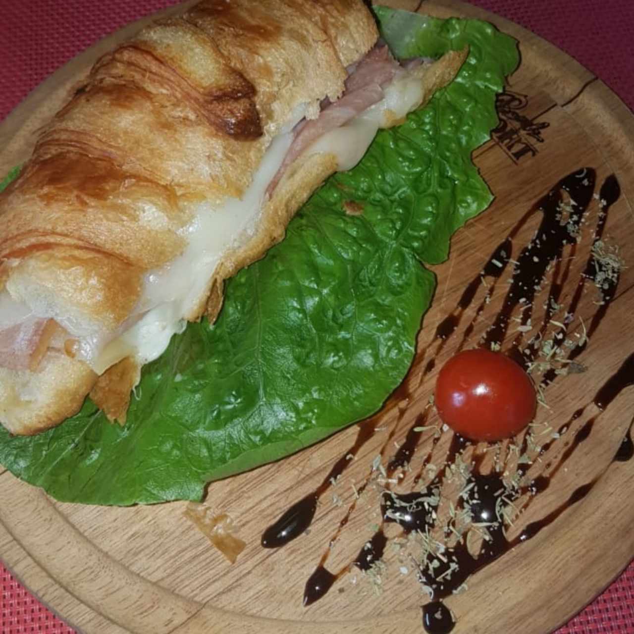croissant de jamón con queso edam