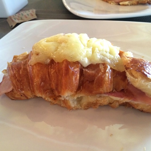 Croissant de jamon y queso
