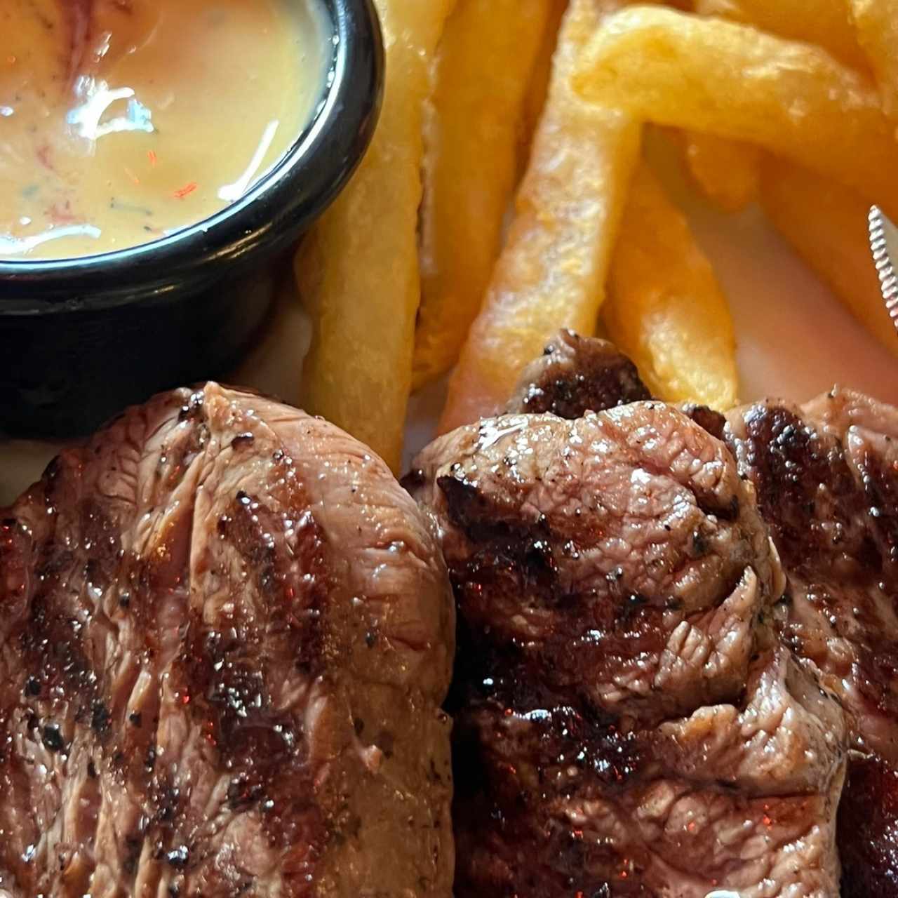 Filet de buf grillé sauce Béarnaise frites et salade