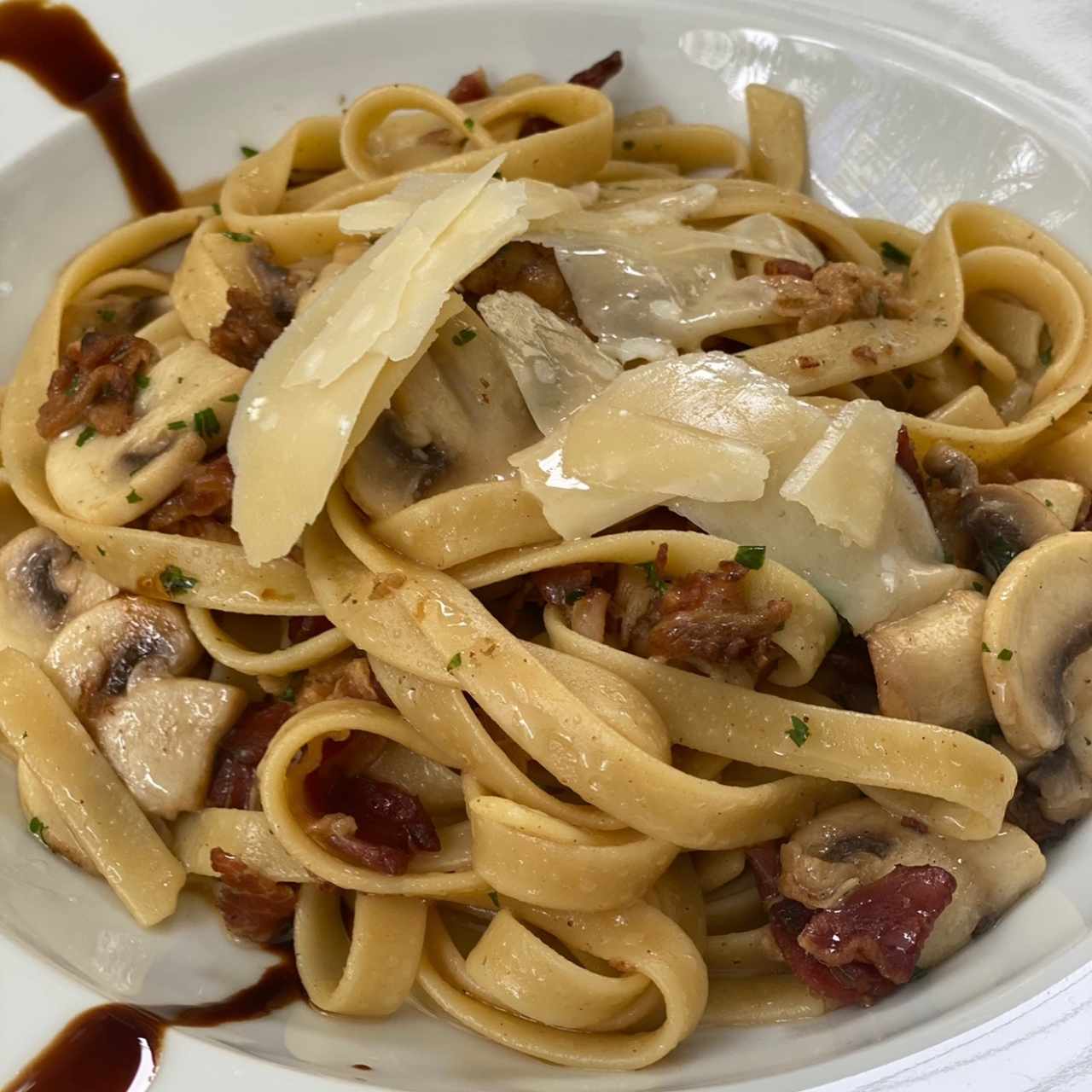 Pasta con hongos, tocino y salsa demi-glace