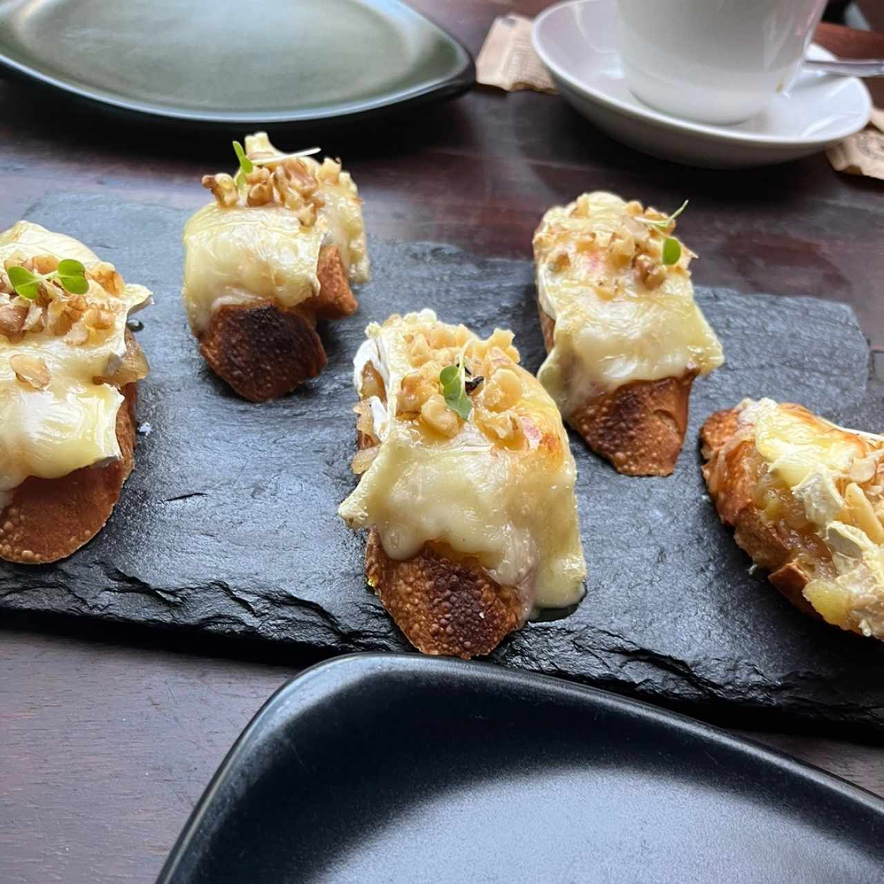 Pan , queso brie, miel y nuez 