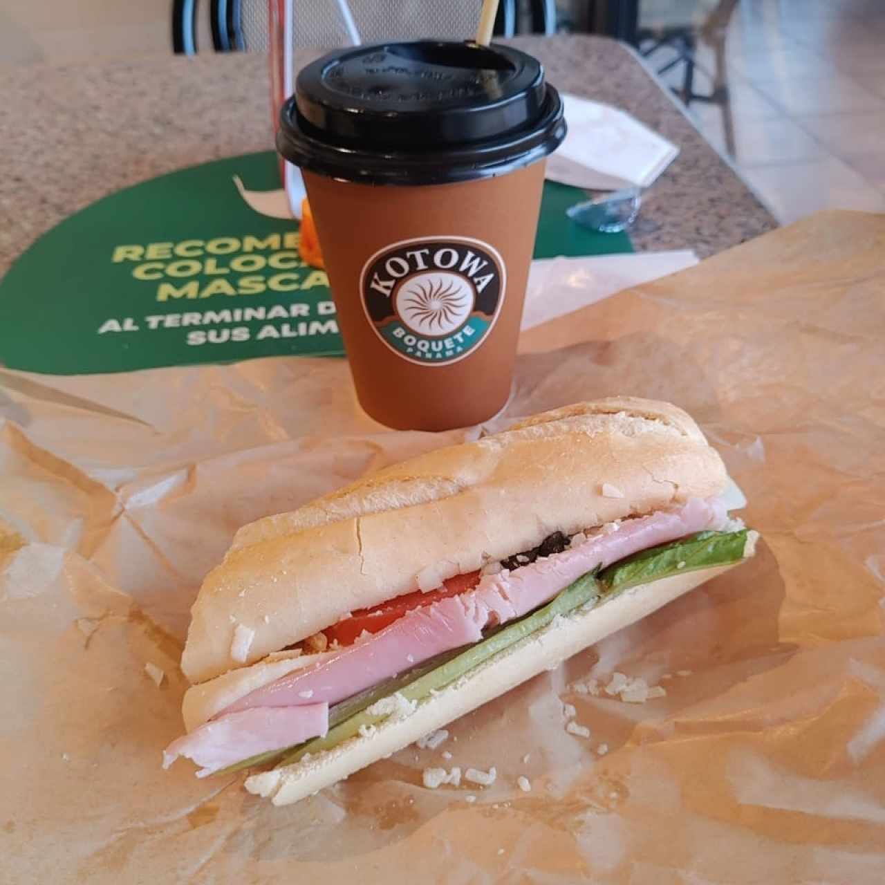 Café Negro y Emparedado de Jamón y Queso