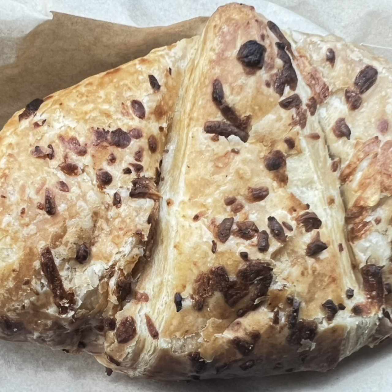 Croissant de jamón con queso