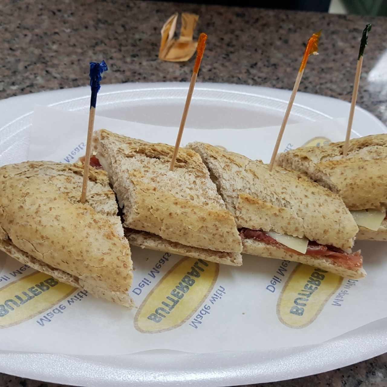 sandwin de jamón serrano y queso
