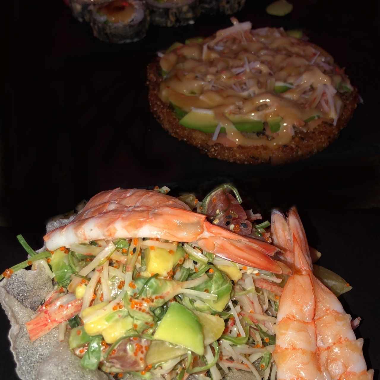 emsalada de neptuno y sushi pizza