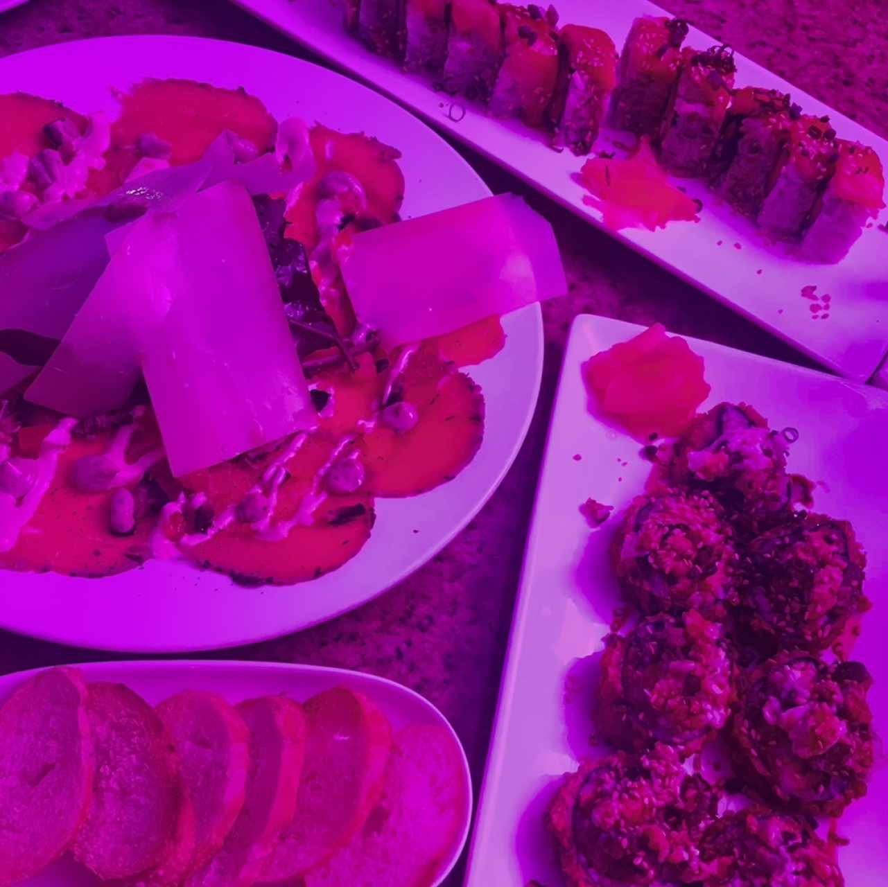 Carpaccio de salmon, sushi de la casa y no recuerdo el tercero 