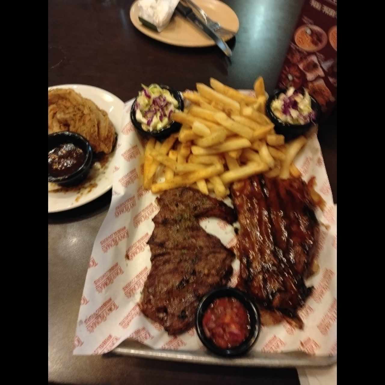 Costilla, carne y. Papá fritas 