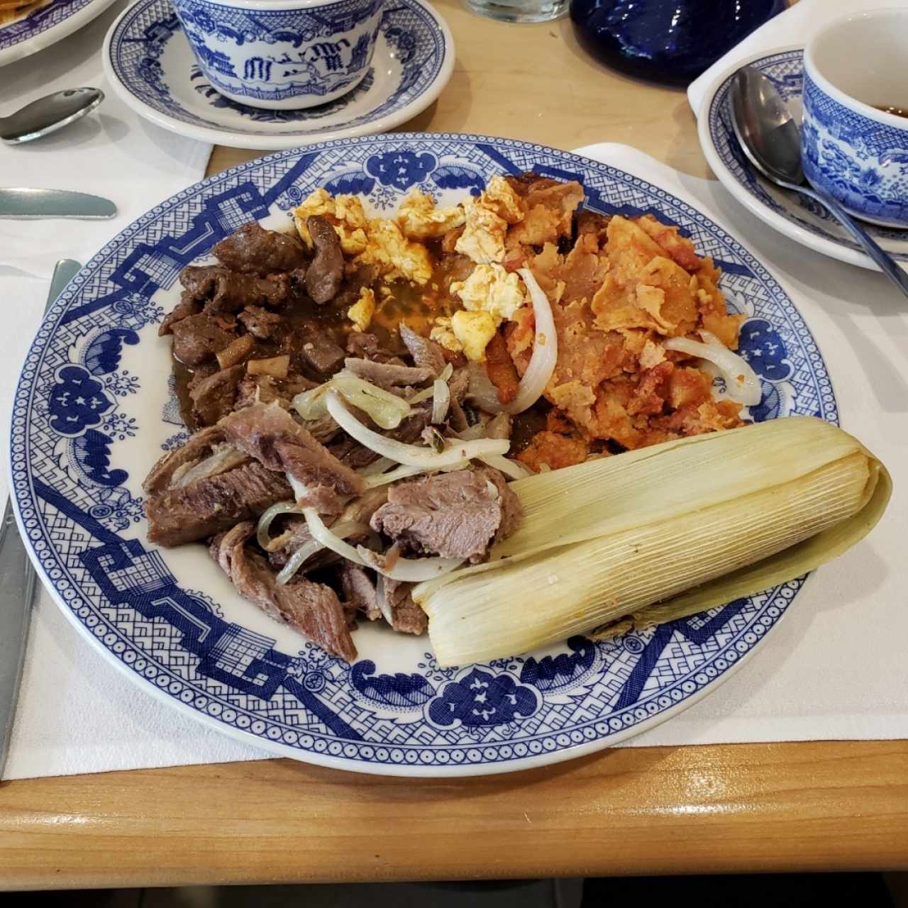 tamal, Lengua y filete de res, chilaquiles, Chicharrón y huevo