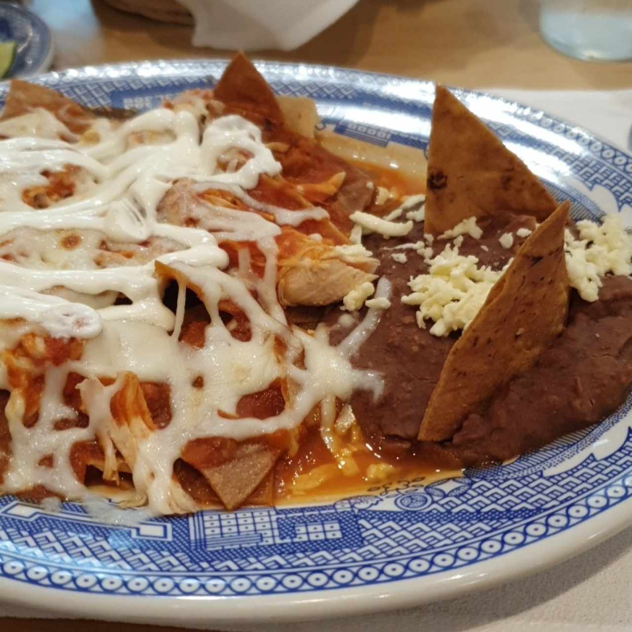chilaquiles de pollo con salsa roja