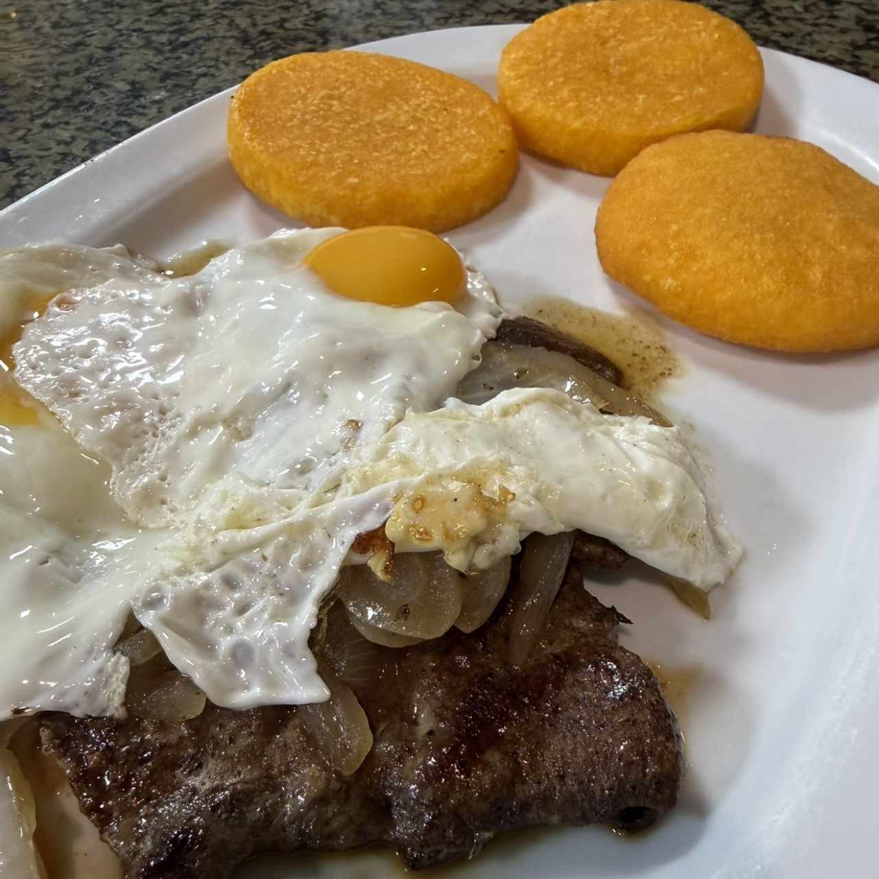 Bistec Encebollado a Caballo